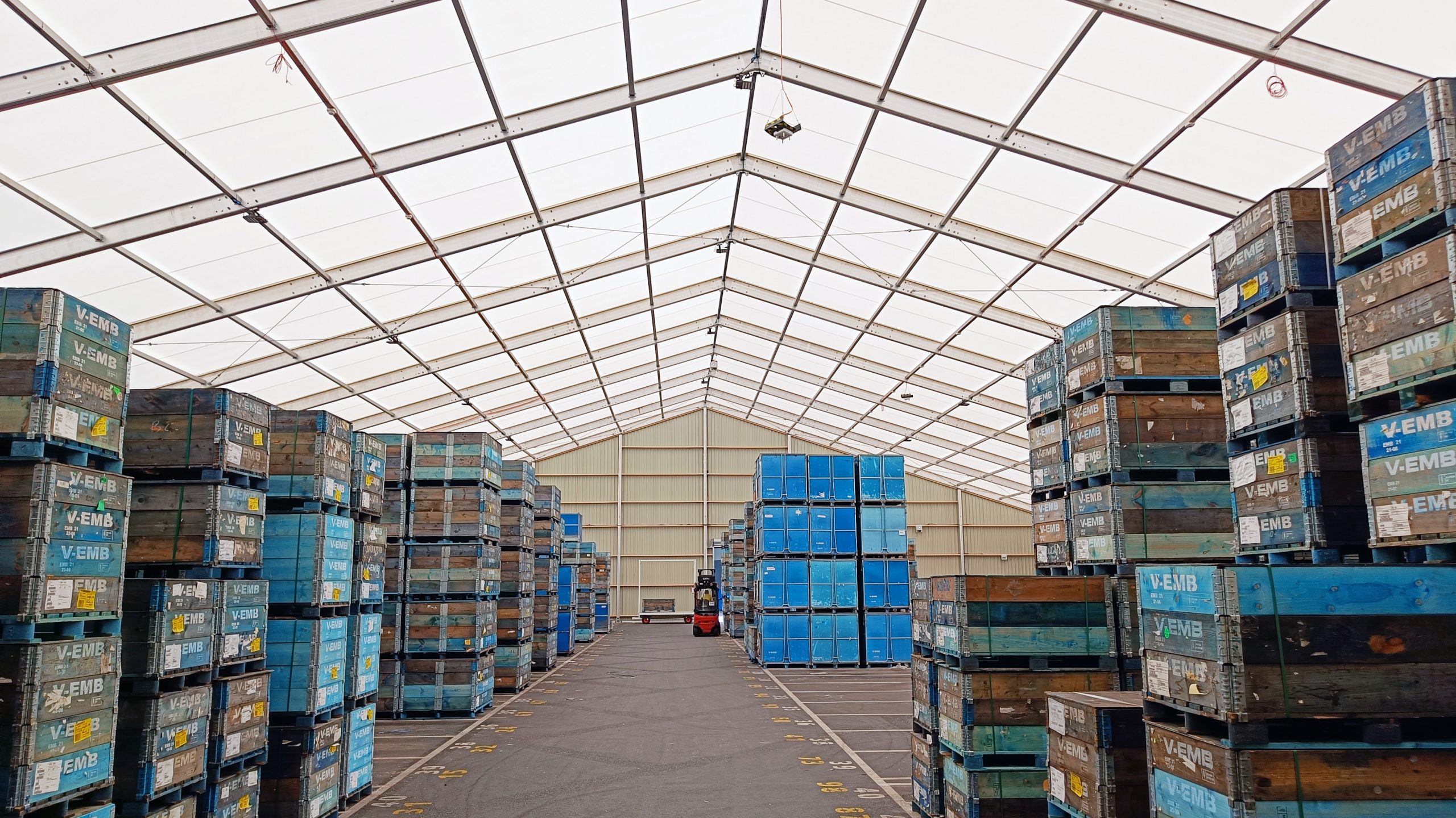 Tentstructuur die dient als opslag industriële overkapping