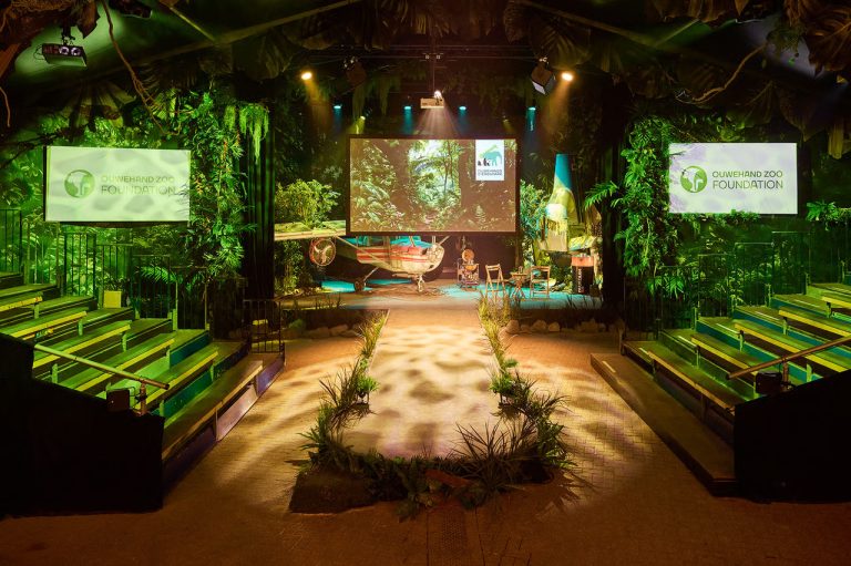 Binnenkant geïsoleerde theatertent van 20x30 meter bij Ouwehands Dierenpark, gebouwd door Maessen Tentsupply